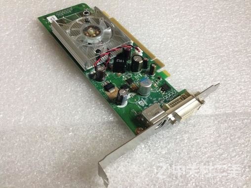 只要您的主板有PCI-E插槽就可以用,有大小挡板,大机箱小机箱都可以用 联系人:邓江川 电话:15018729059 大量到货!特价销售! 8400GS 真实256M共享512M!100%全新库存,100%原装卡,请放心购买。请不要去拿那些维修的显卡比较! 此卡真实板载256显存,直接共享512MB的海量显存,不用设置就是512MB绝对超值,看电影更爽,高清解码1080P电影,让你在家里也可以欣赏到电影院里的效果,3D网络游戏通杀,什么魔兽世界,永恒之塔都是浮云,幸福去吧! 支持DX9.