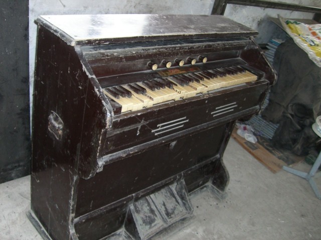 【六成新及以下】出售文革期间老式东方红脚踏风琴